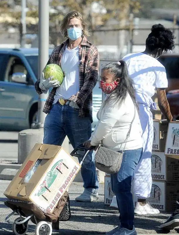 brad pitt consegna pacchi a los angeles 10