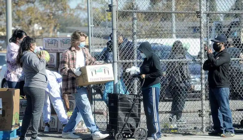 brad pitt consegna pacchi a los angeles 13