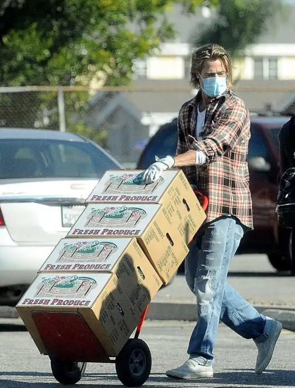 brad pitt consegna pacchi a los angeles 15