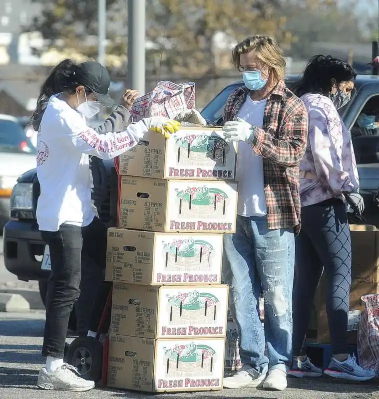 brad pitt consegna pacchi a los angeles 3