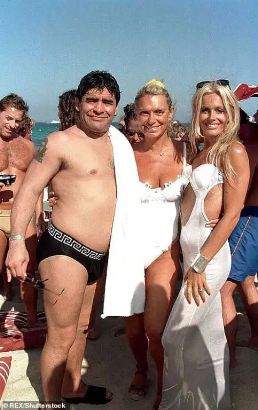 diego armando maradona con claudia villafane  e un'altra donna a st tropez nel 1998