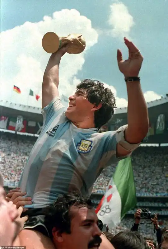  diego armando maradona con la coppa del mondo 