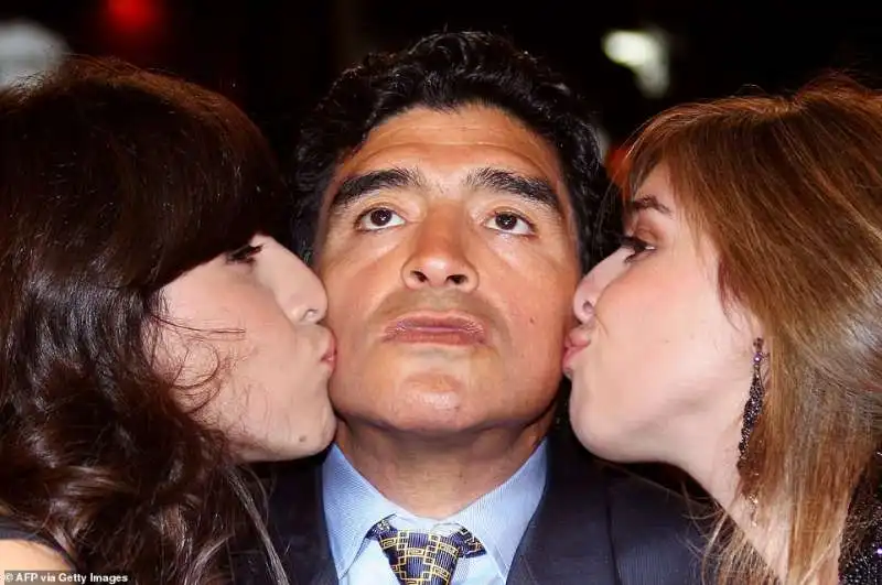 diego armando maradona con le figlie giannina e dalma a cannes nel 2008