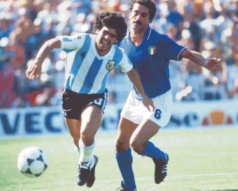 diego armando maradona e claudio gentile