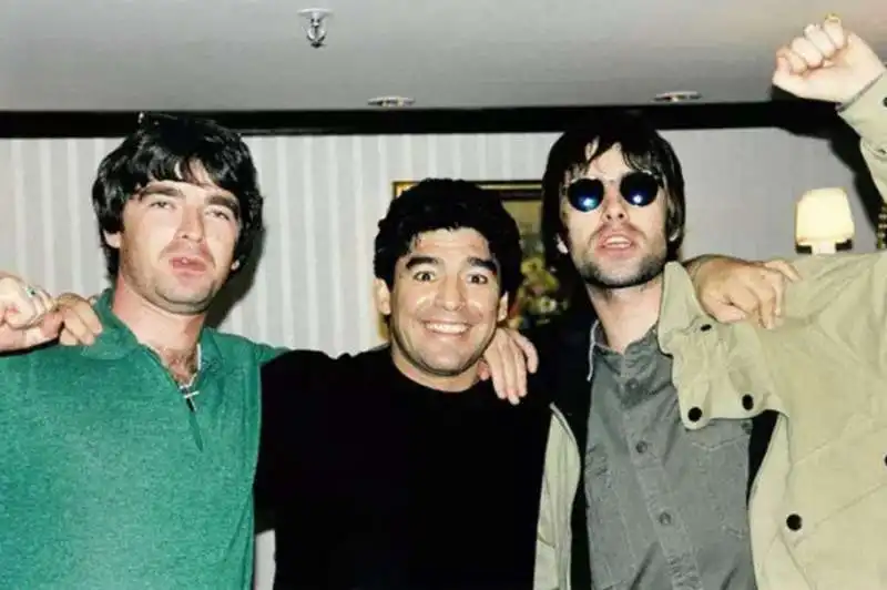 DIEGO ARMANDO MARADONA E GLI OASIS