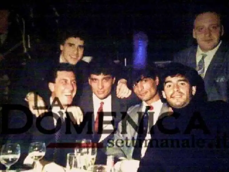 diego maradona a tavola con il clan giuliano