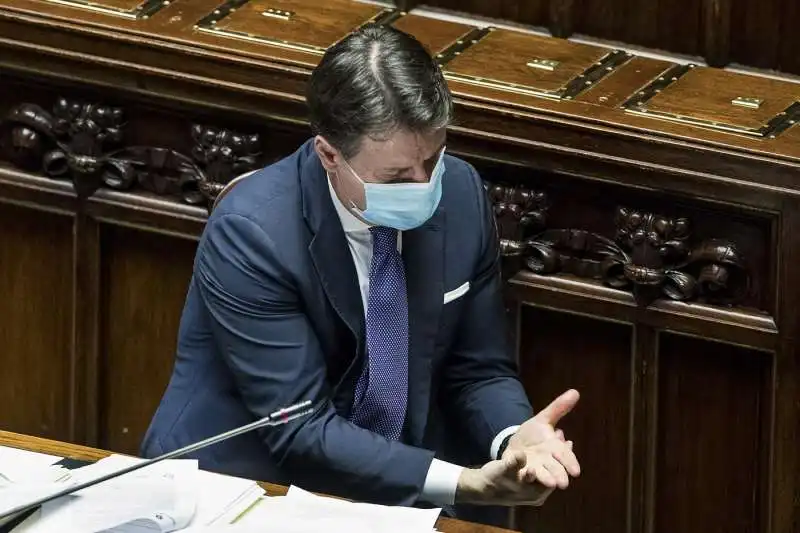 GIUSEPPE CONTE SI DISINFETTA LE MANI