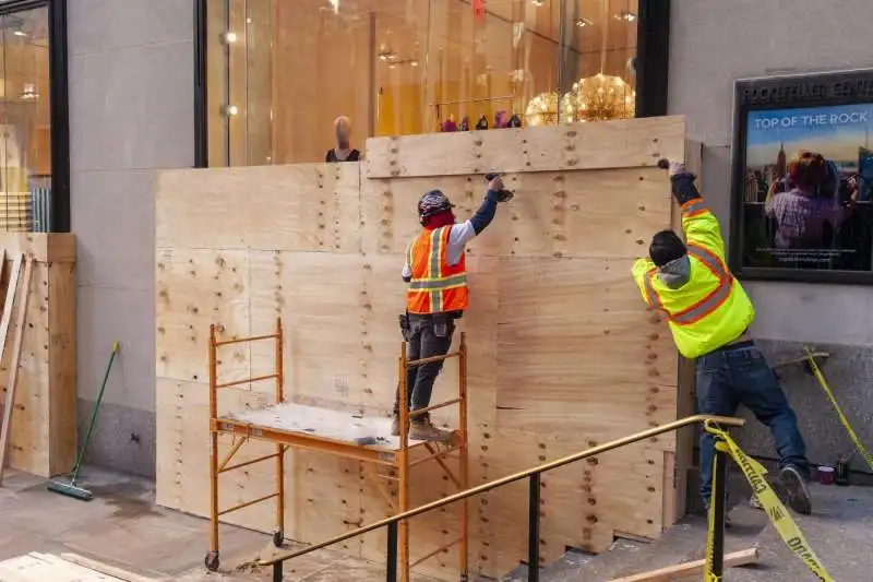 i negozi di new york si barricano in vista delle elezioni 13