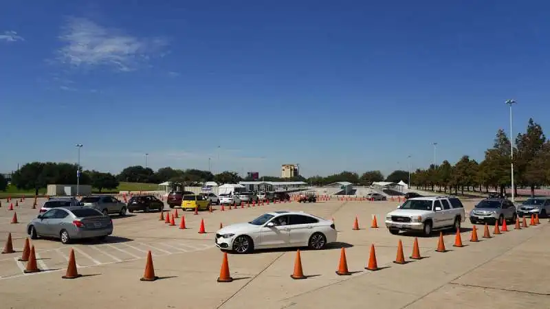 il voto in texas al drive through  