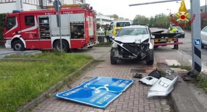 INCIDENTE STRADALE - AUTO CONTRO I CARTELLI 