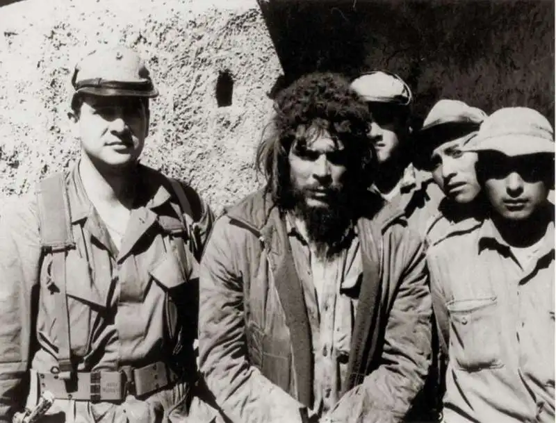 l agente della cia felix rodriguez con ernesto che guevara dopo la cattura