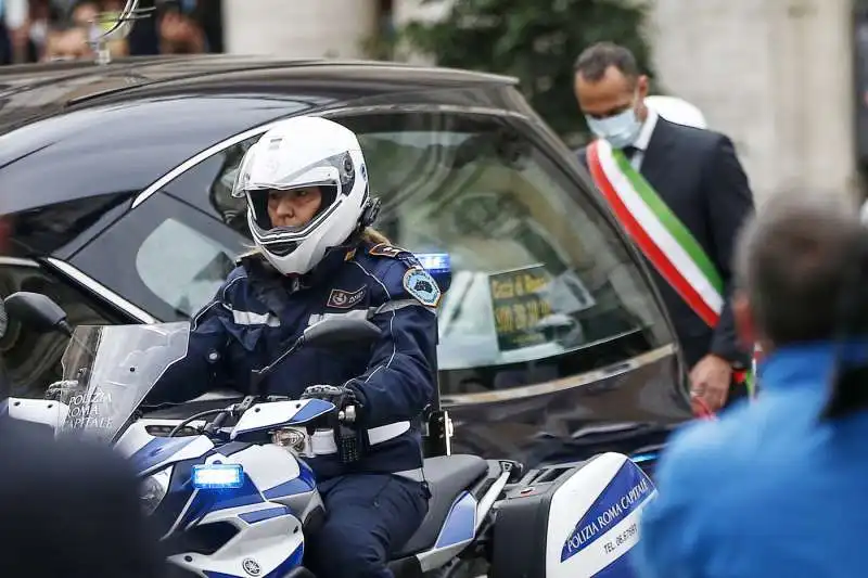 la salma di gigi proietti in campidoglio accolta da marcello de vito con la fascia da sindaco 