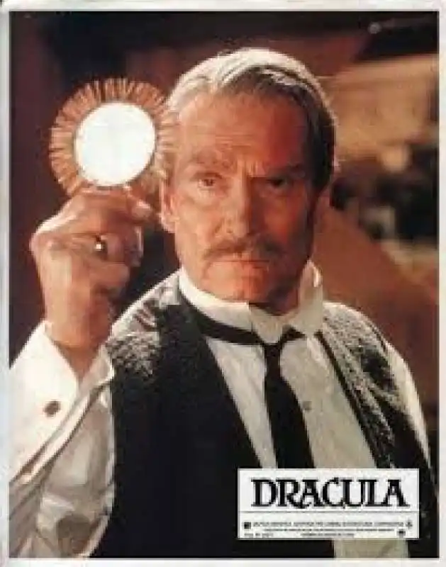 laurence olivier van helsing in dracula di john badham