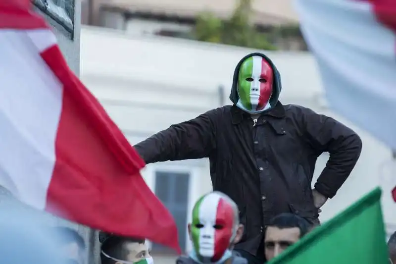 MANIFESTAZIONE MASCHERINE TRICOLORE