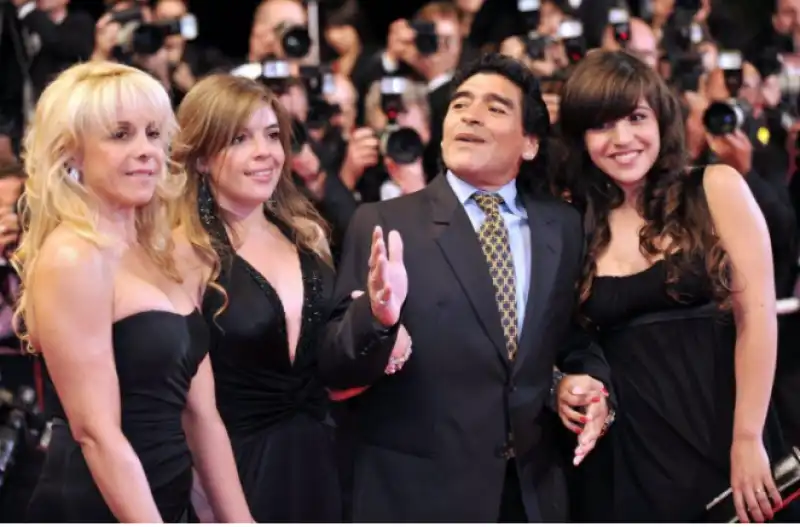 maradona con le figlie