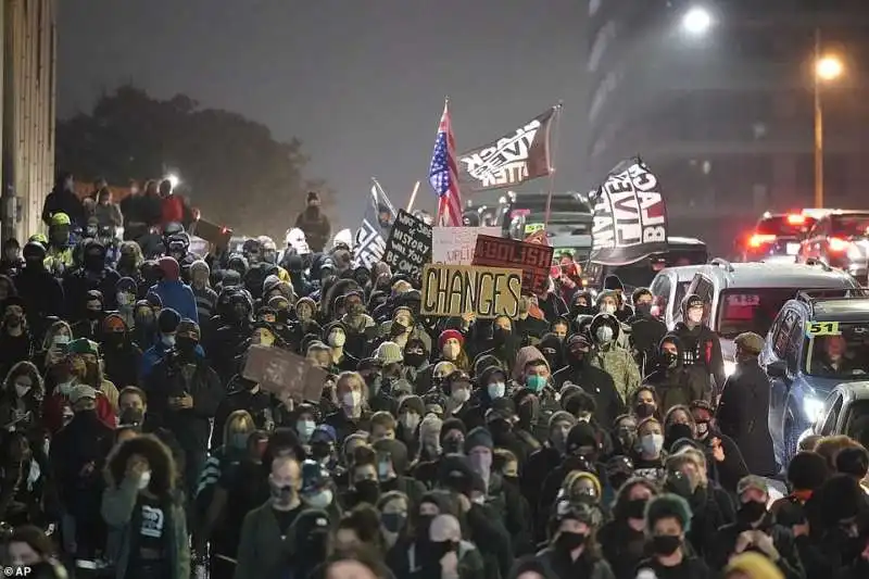 marcia black lives matter a seattle durante la notte elettorale 