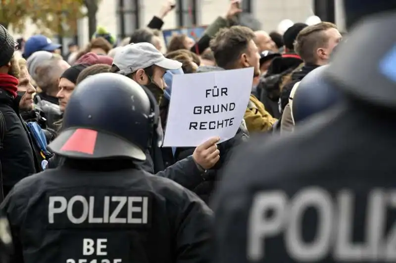 marcia contro le restrizioni anti coroanvirus a berlino 23