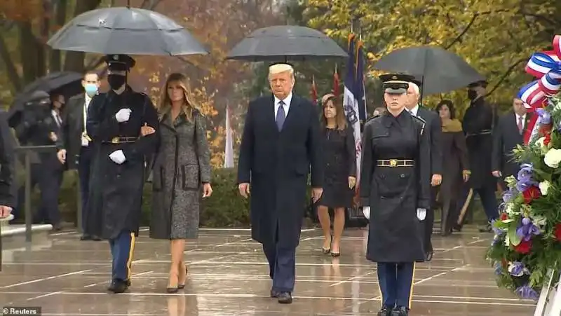 melania trump a braccetto del militare 5