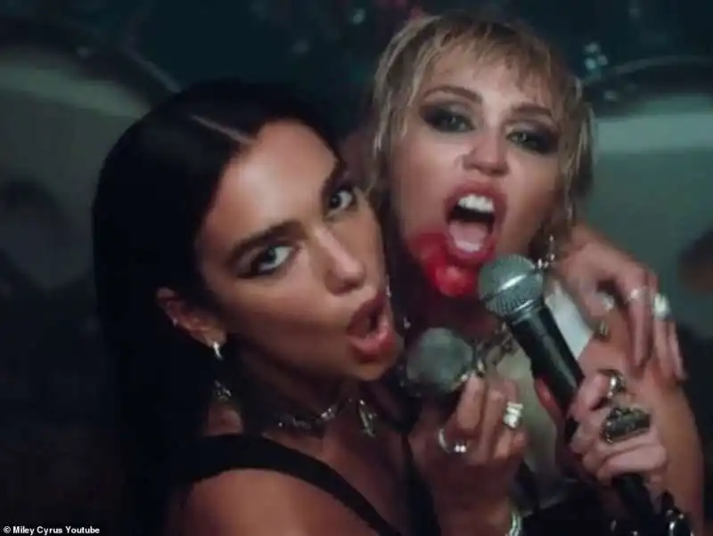 miley cyrus e dua lipa in prisoner 7