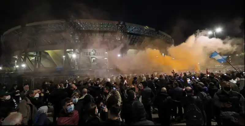 morte maradona tifosi in piazza 7   san paolo