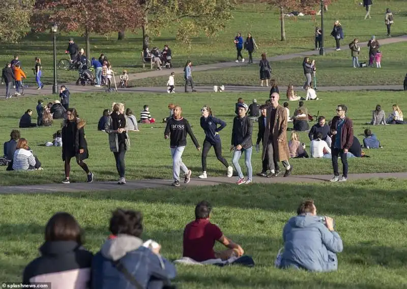 parchi affollati a londra nonostante il lockdown