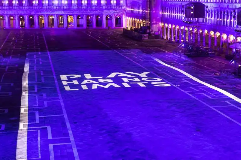 playstation illumina piazza san marco a venezia per il lancio di ps5  1