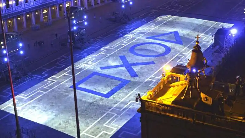 playstation illumina piazza san marco a venezia per il lancio di ps5  13