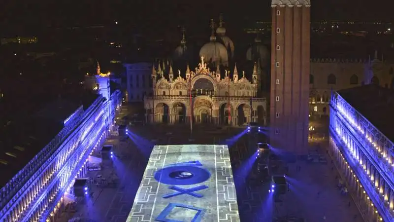 playstation illumina piazza san marco a venezia per il lancio di ps5  16