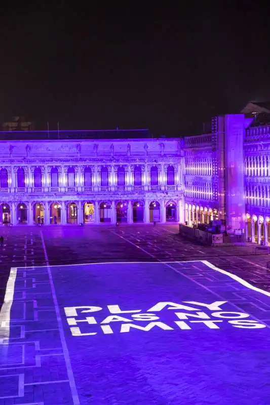 playstation illumina piazza san marco a venezia per il lancio di ps5  5