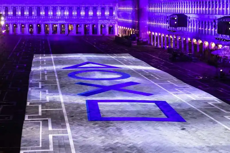 playstation illumina piazza san marco a venezia per il lancio di ps5  6