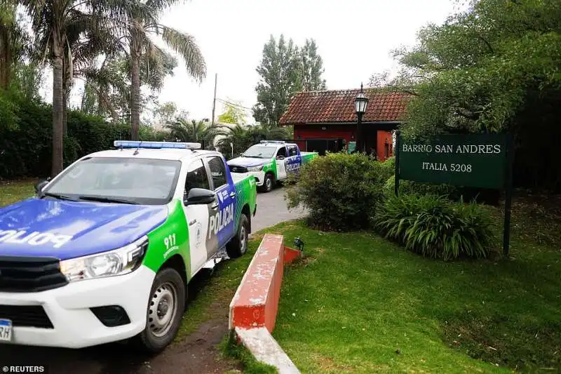 polizia fuori dalla casa di maradona a buenos aires