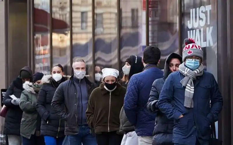 ricchi newyorkesi pagano persone per fare la fila per il test covid 6