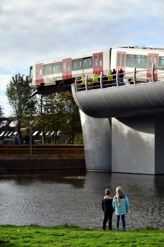 rotterdam, un vagone della metro deraglia e atterra su una scultura 2