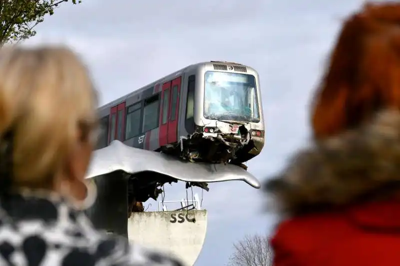 rotterdam, un vagone della metro deraglia e atterra su una scultura 3