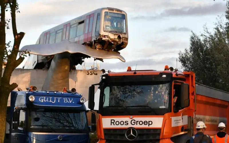 rotterdam, un vagone della metro deraglia e atterra su una scultura 6