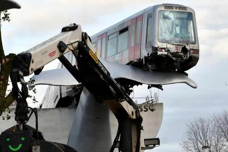 rotterdam, un vagone della metro deraglia e atterra su una scultura 7