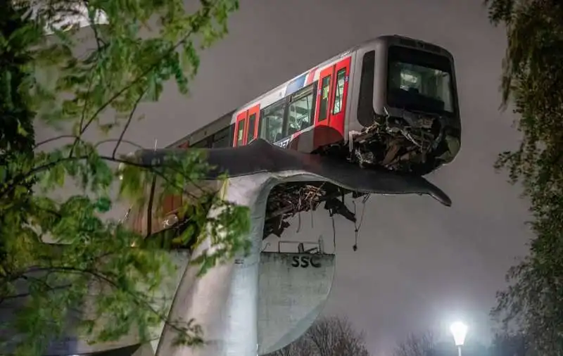 rotterdam, un vagone della metro deraglia e atterra su una scultura 7