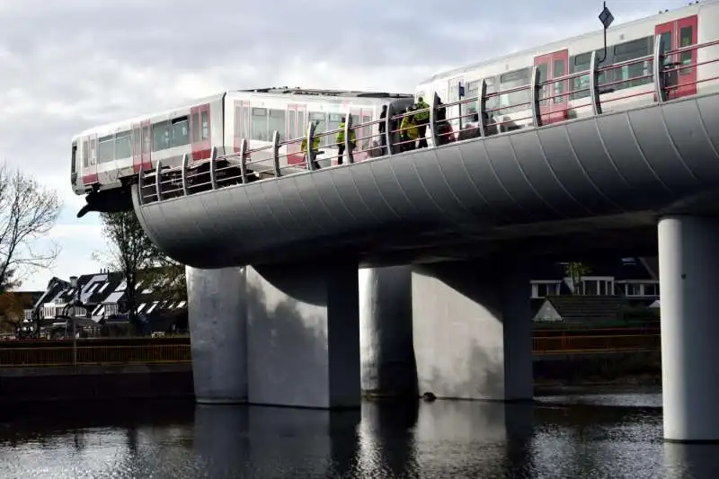 rotterdam, un vagone della metro deraglia e atterra su una scultura 8