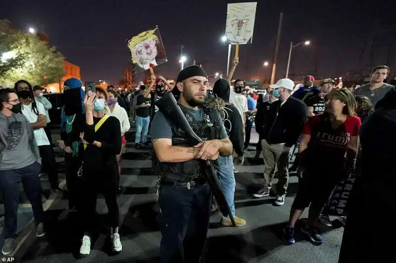 supporter armati di trump per strada in arizona