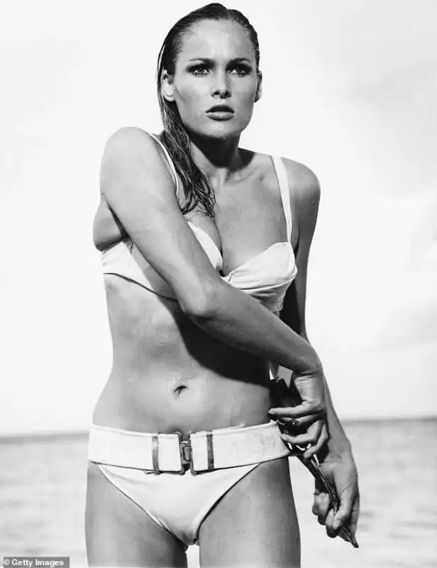 ursula andress    007 licenza di uccidere