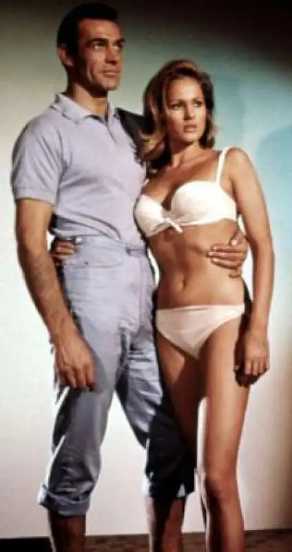 ursula andress e sean connery   007 licenza di uccidere 1