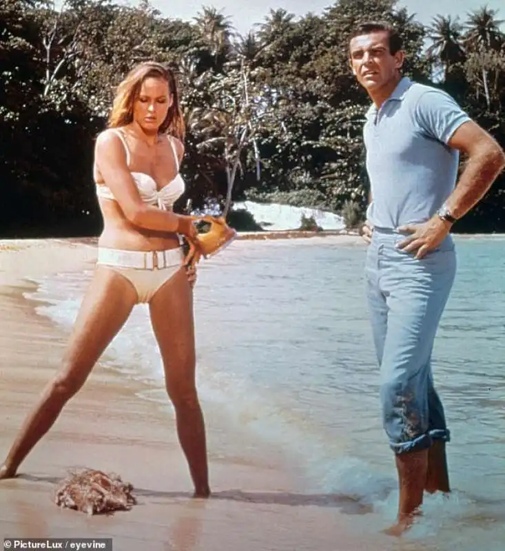 ursula andress e sean connery   007 licenza di uccidere