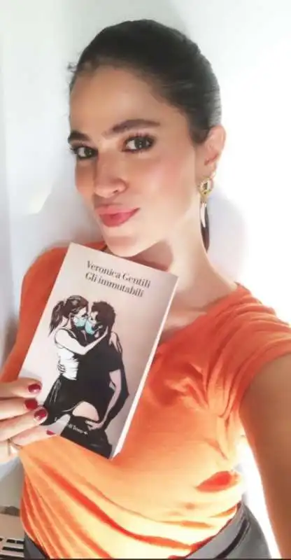 veronica gentili con il libro gli immutabili