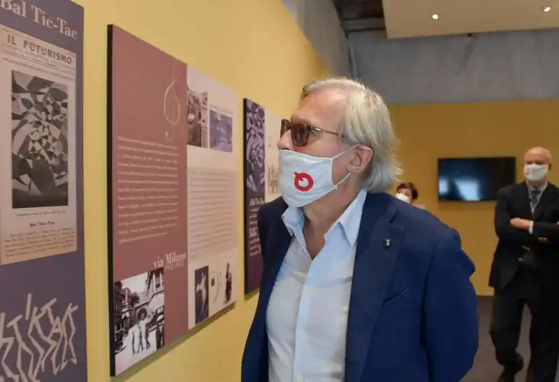 vittorio sgarbi visita il bal tic tac   foto di bacco (1)