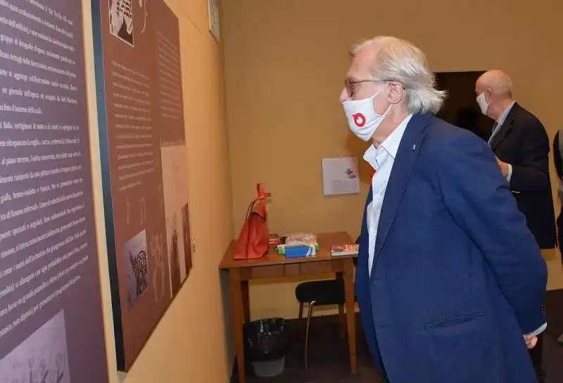 vittorio sgarbi visita il bal tic tac   foto di bacco (4)