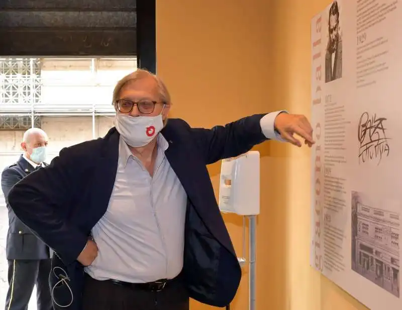 vittorio sgarbi visita il bal tic tac   foto di bacco (5)