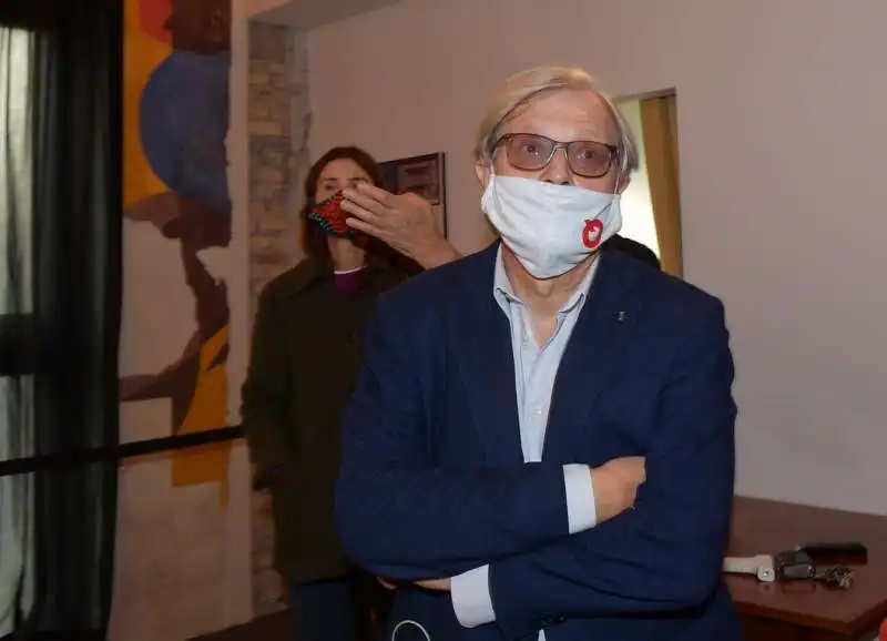 vittorio sgarbi visita il bal tic tac  foto di bacco (7)