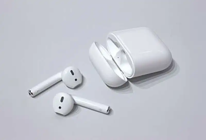 AIRPODS 