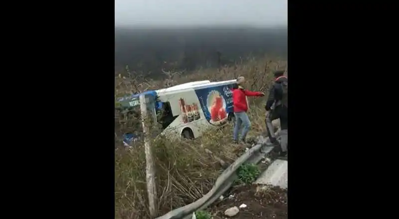 bus precipita in una scarpata sul vesuvio   1