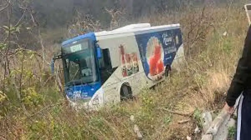 bus precipita in una scarpata sul vesuvio   2